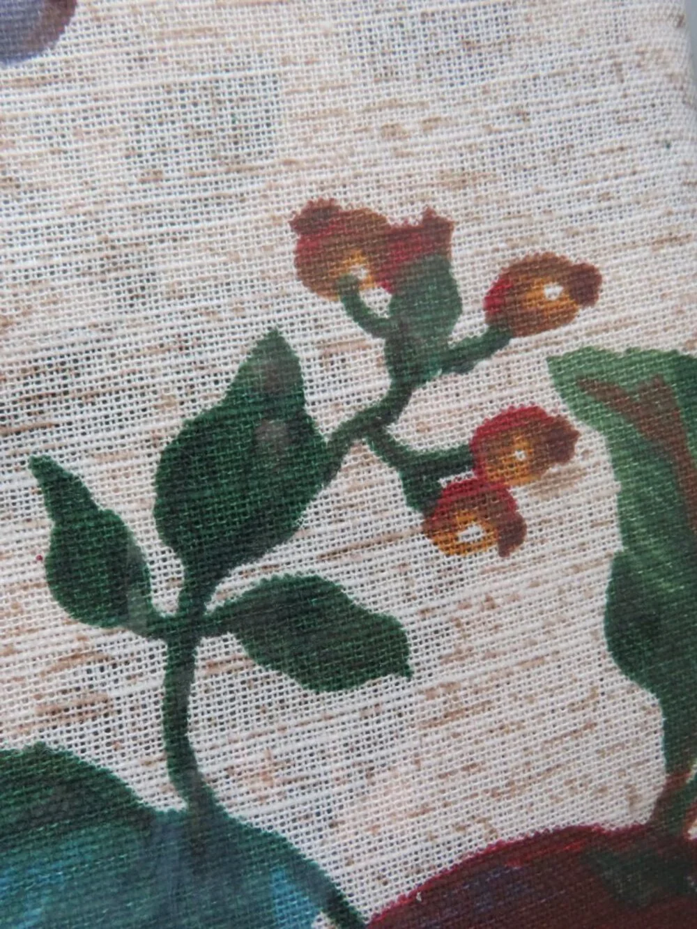 Home Trends Fabric 100% Cotton Fruit Floral Pattern Round Tablecloth 70 inc